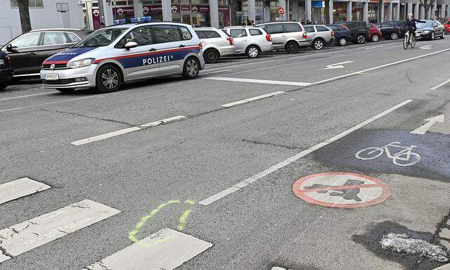 Die Stelle an der Landstraßer Hauptstraße in Wien, wo am 31. Jänner ein neunjähriger Bub am Schulweg von einem Lkw erfasst und getötet wurde.