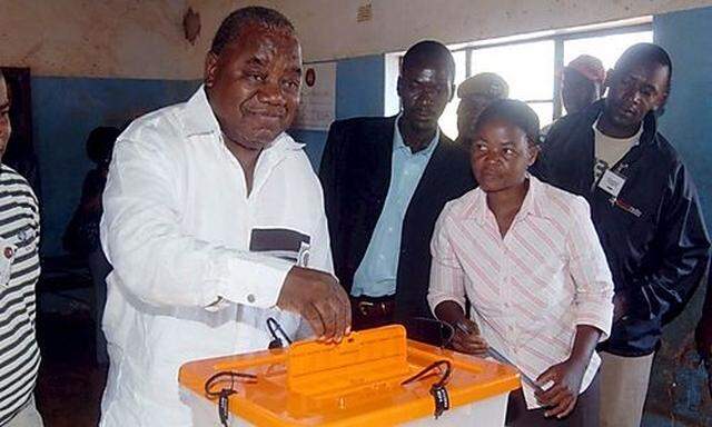 Praesident Banda bei der Stimmabgabe