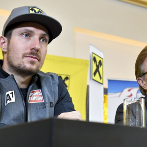 Marcel Hirscher mit Raiffeisen- Marketingchef Leodegar Pruschak beim Pressetermin in Wien.