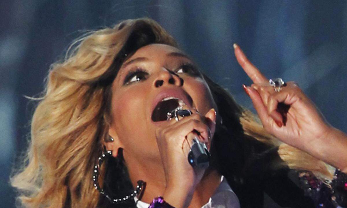 Nicht nur Falten verraten das Alter, auch die Stimme. Stimmband-Implantate oder Kollagen in den Stimmlippen sorgt wieder für eine geschmeidige Stimme ohne Heiserkeit. Ob man danach wie Goldkehlchen Beyoncé singen kann?