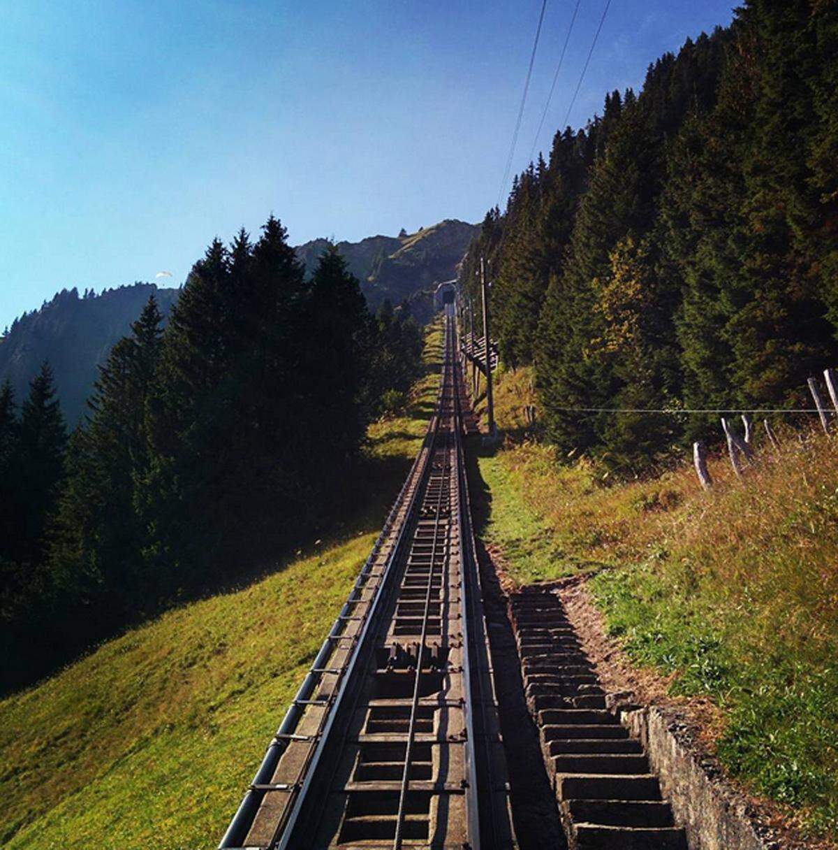 Unglaubliche 11.674 Stufen führen entlang der Niesenbahn in der Schweiz auf den Berg Niesen. 3,4 Kilometer kann man so zurücklegen, allerdings nur einmal im Jahr im Zuge des Niesenlaufs.