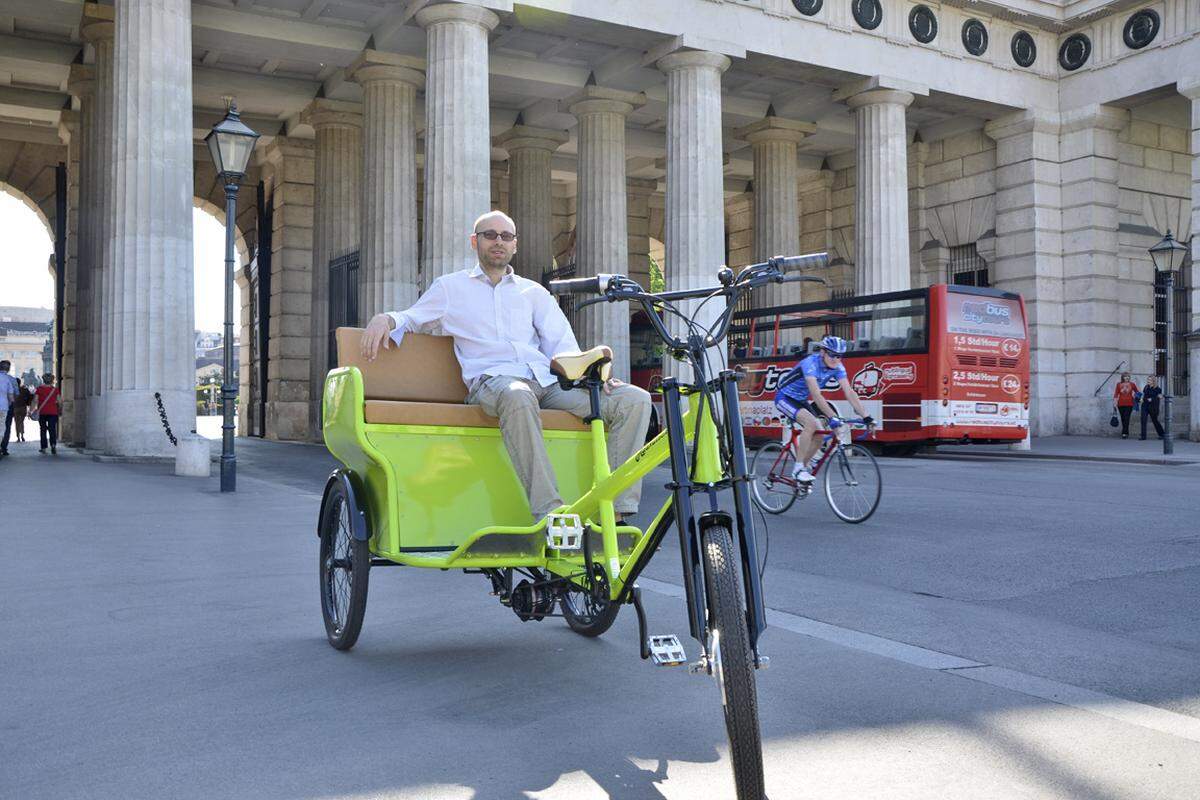 Fiaker-Fahren ist out, Radtaxi-Fahren ist in. Das dachte sich Georg Bacher, der seit kurzem mit seinem Wiener Radtaxi durch die Wiener Innenstadt kurvt. Ihm geht es bei der Beförderung nicht um Geschwindigkeit, sondern um Gemütlichkeit und Entspannung.VON GÜNTER FELBERMAYER
