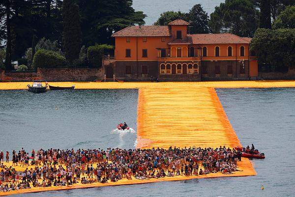 Die "Floating Piers" des Verpackungskünstlers Christo haben alle Erwartungen an die Besucherresonanz übertroffen. 16 Tage bestand das Kunstwerk auf dem Iseo-See. Erwartet worden waren 500.000 Besucher, doch es kamen weit mehr: 1,2 Millionen wurden gezählt.   