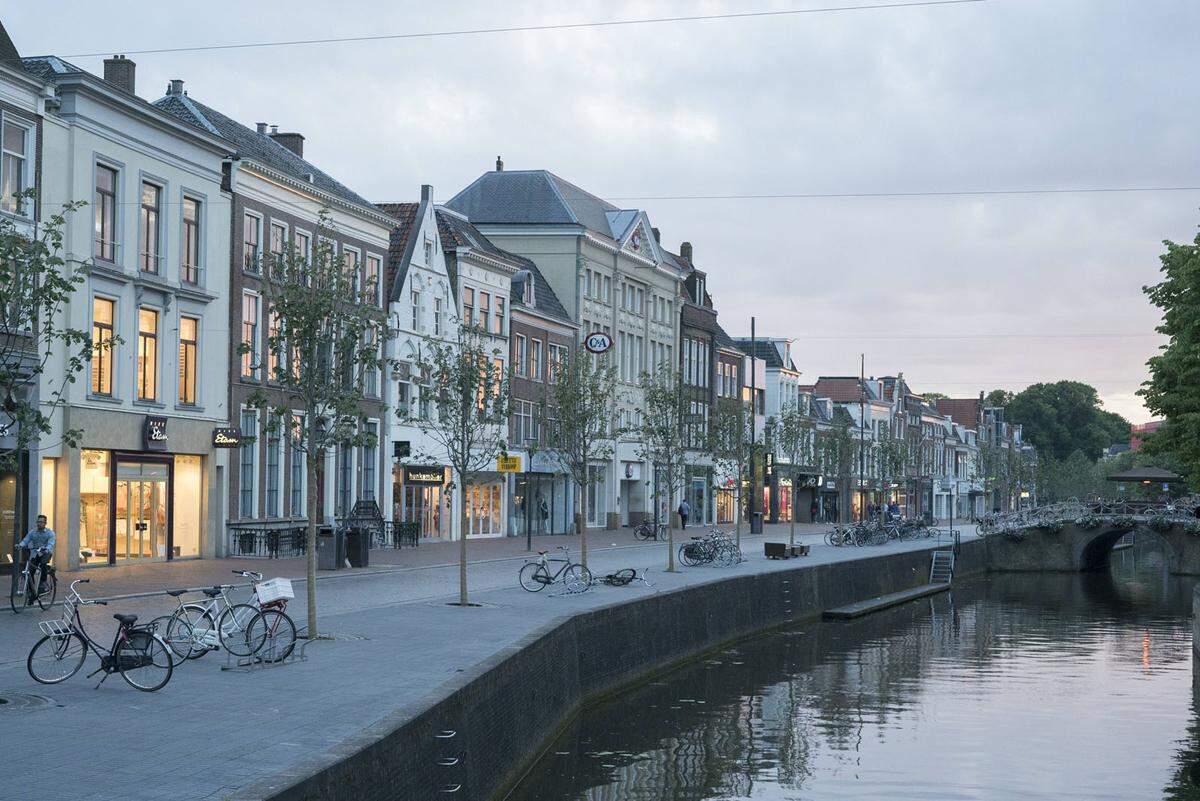 Die Provinz Friesland und vor allem die Hauptstadt Leeuwarden mit historischen Häusern, Kanälen und einer ausgeprägten Café-Szene muss man gesehen haben. 2018 ist Leeuwarden Kulturhauptstadt Europas, was ein buntes Programm an Installationen, Festivals und Events zur Folge hat.