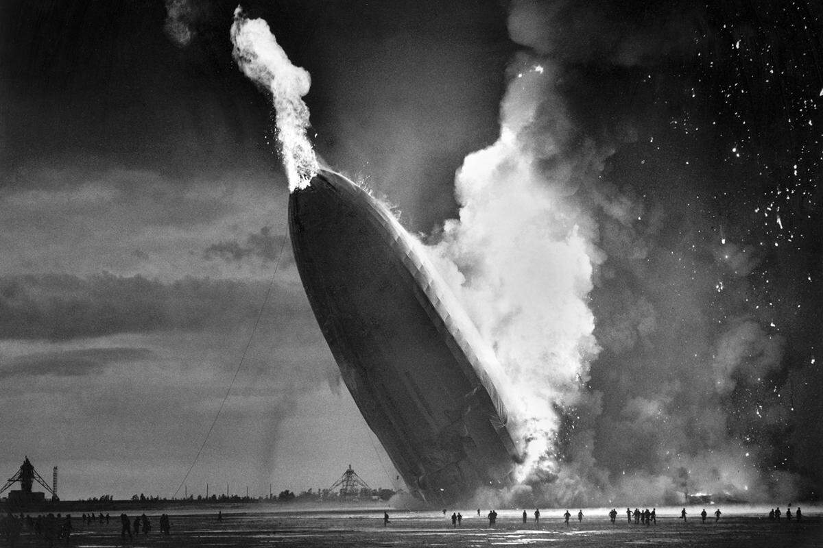 Das 245 Meter lange Luftschiff, nur 24 Meter kürzer als die Titanic, galt bis zum finalen Flug als Symbol für technischen Fortschritt und Überlegenheit. Ein Flug mit der "Hindenburg" war nicht gerade billig, die Preise lagen pro Flug zwischen 1000 und 1500 Reichsmark. Dafür erreichte man Übersee fast doppelt so schnell im Vergleich zur Schifffahrt. Die "Hindenburg" steuerte zunächst Rio de Janeiro, später auch New York an. Mit einer Durchschnittsgeschwindigkeit von bis zu 157 km/h konnte man Amerika in weniger als zwei Tagen erreichen.