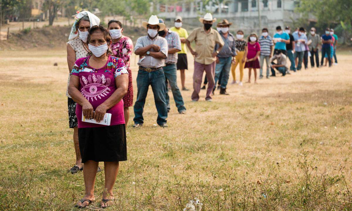 Naturkatastrophen, fehlende Perspektiven, Bandenkriminalität, Korruption und Hunger treiben jährlich Hunderttausende Menschen aus Honduras in die Flucht. Für Frauen ist das mittelamerikanische Land einer der gefährlichsten Orte der Welt: 2021 wurde alle 29 Stunden eine Frau ermordet. >>> Hier zum gesamten Bericht.