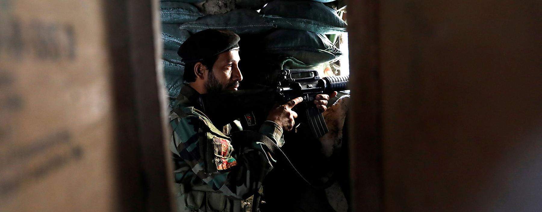 Ausschau halten nach den Taliban. Ein afghanischer Soldat in seiner Stellung bei Mahipar, an der Verbindungsstraße zwischen Kabul und Jalalabad.