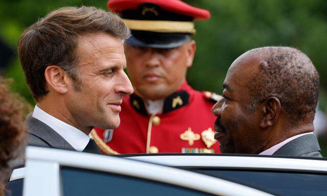 Emmanuel Macron und Ali Bongo, der gestürzte Präsident des Gabun, bei dessen letzten Elysée-Besuch in Paris.
