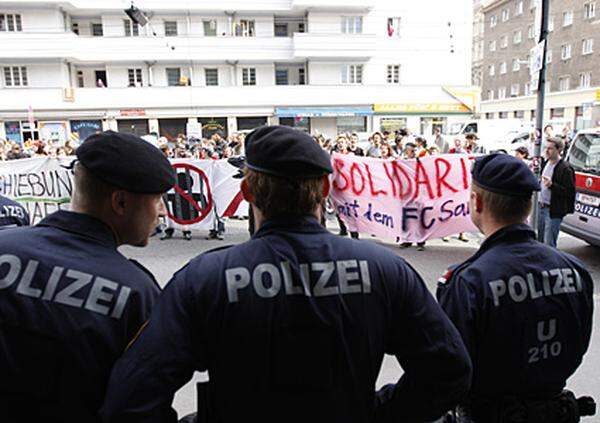 Die Aktivisten forderten mittels Sprechchören und Transparenten "Solidarität" und die Abschaffung von Abschiebungen.