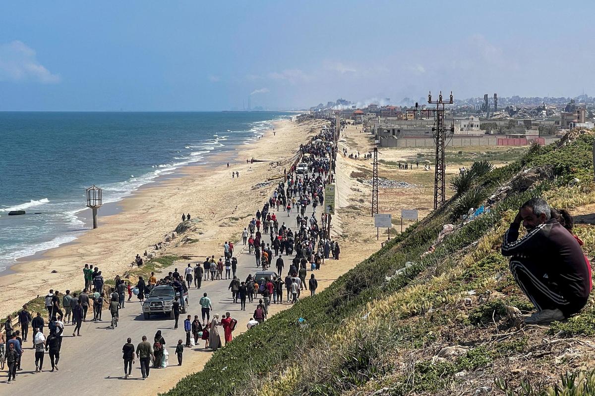 14. April. Palästinenser versuchen entlang der Küste zurück in den Norden zu gelangen.    