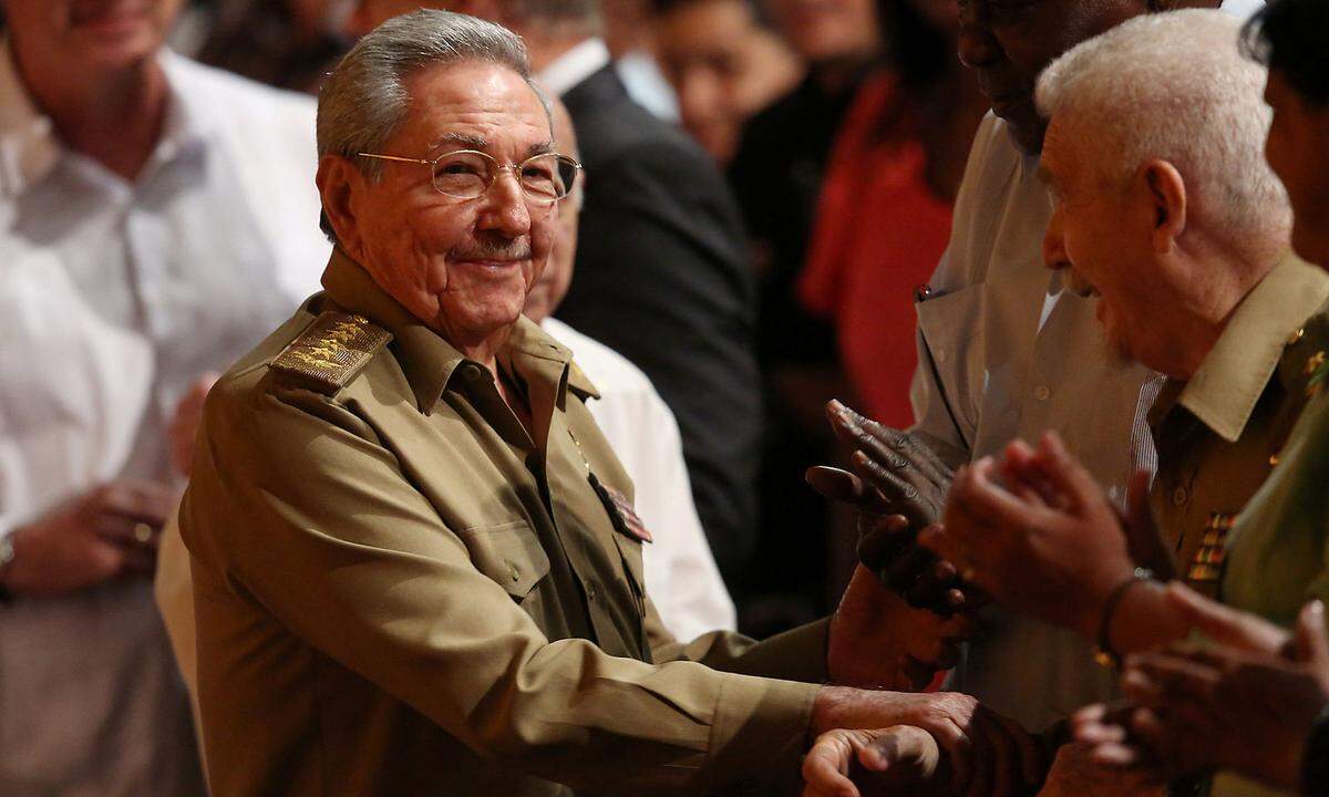 Der jüngere Bruder des verstorbenen Langzeitdiktators Fidel Castro ist seit 2008 Präsident des Staats- und des Ministerrates der Republik Kuba und seit 2011 Erster Sekretär des Zentralkomitees der Kommunistischen Partei. Sein Bruder hatte aus gesundheitlichen Gründen diese Ämter abgegeben. Castro ist 86 Jahre alt.