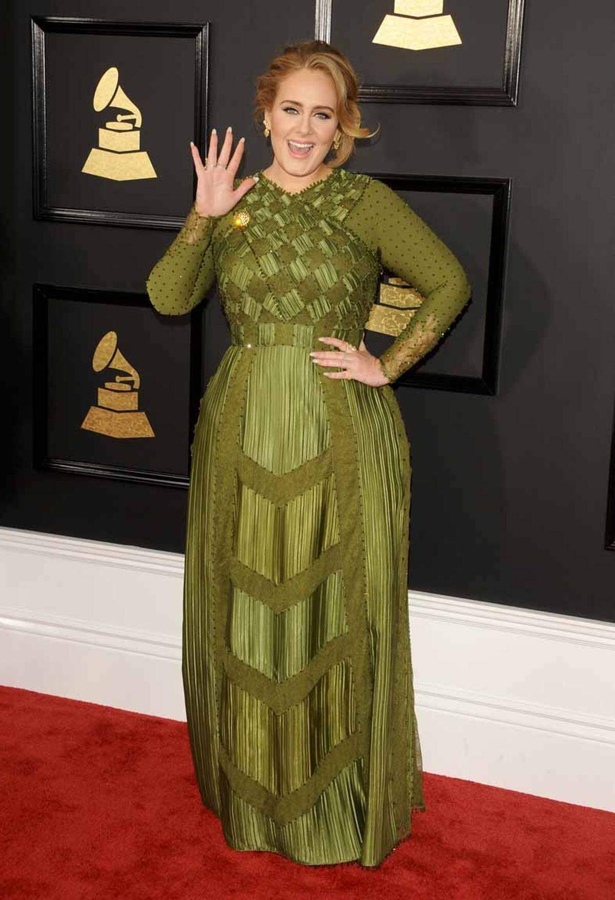 Die Abräumerin des Abends war Adele, die mit gleich fünf der begehrten Trophäen ausgezeichnet wurde. Album des Jahres ("25"), Song des Jahres ("Hello"), Aufnahme des Jahres ("25"), beste Pop-Solo-Performance ("Hello") und bestes Pop-Gesangsalbum ("25"). Die Musikerin zeigte sich den Fotografen in einem grünen Kleid von Givenchy.