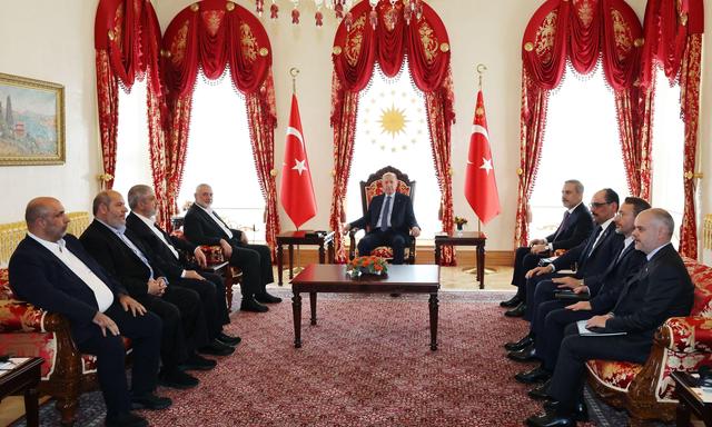 Recep Tayyip Erdoğan mit Hamas-Führer Ismael Hanijeh (links daneben) im Dolmabahçe-Palast. 