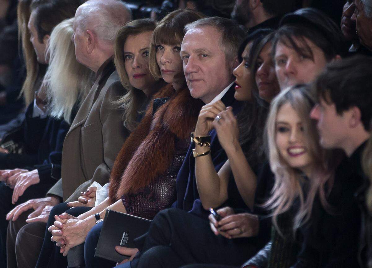 In der ersten Reihe der Männermode-Präsentation von Yves Saint Laurent finden sich eine Reihe bekannte Gesichter wieder, darunter etwa Vogue-Chefin Anna Wintour und Salma Hayek.