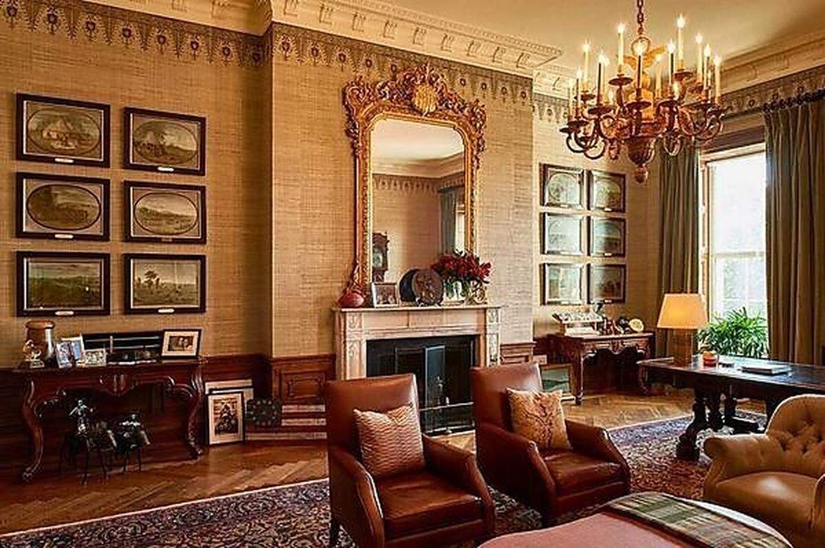 Das Weiße Haus wird traditionell von jeder neuen Präsidentschaftsfamilie umgestaltet - die Obamas taten dies ebenfalls. Sie entschieden sich für einen Mix aus moderner Kunst und den klassischen Einrichtungsstücken des Amtssitzes - im Bild: einer der traditionelleren Räume ihrer privaten Wohnzimmer.