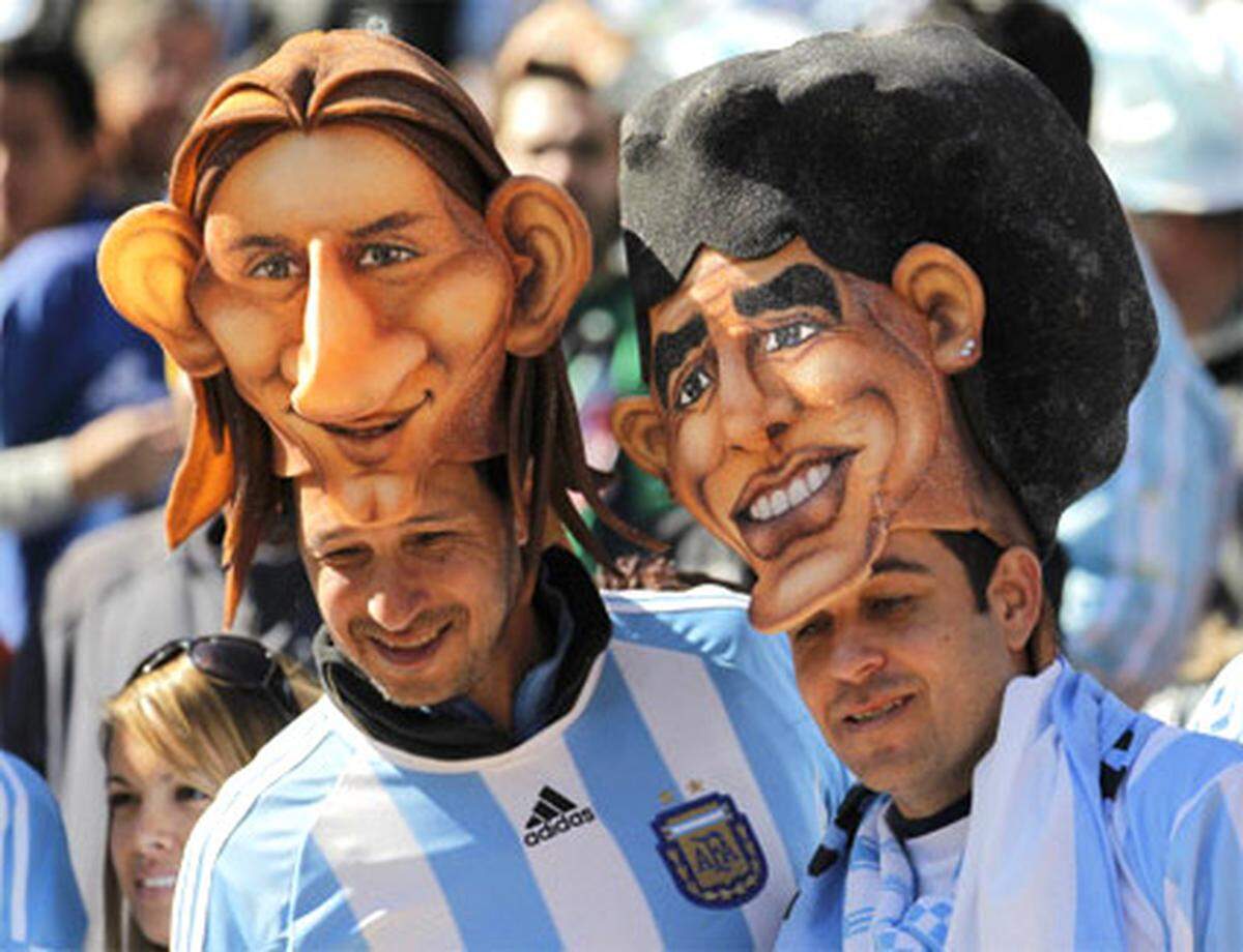 Diese Fans trugen Masken der argentinischen Stars Lionel Messi und Diego Maradona.