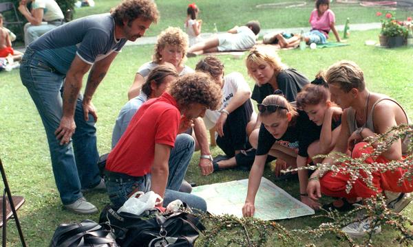 17. 8. 1989. DDR-Bürger in Budapest studieren den Verlauf der grünen Grenze.