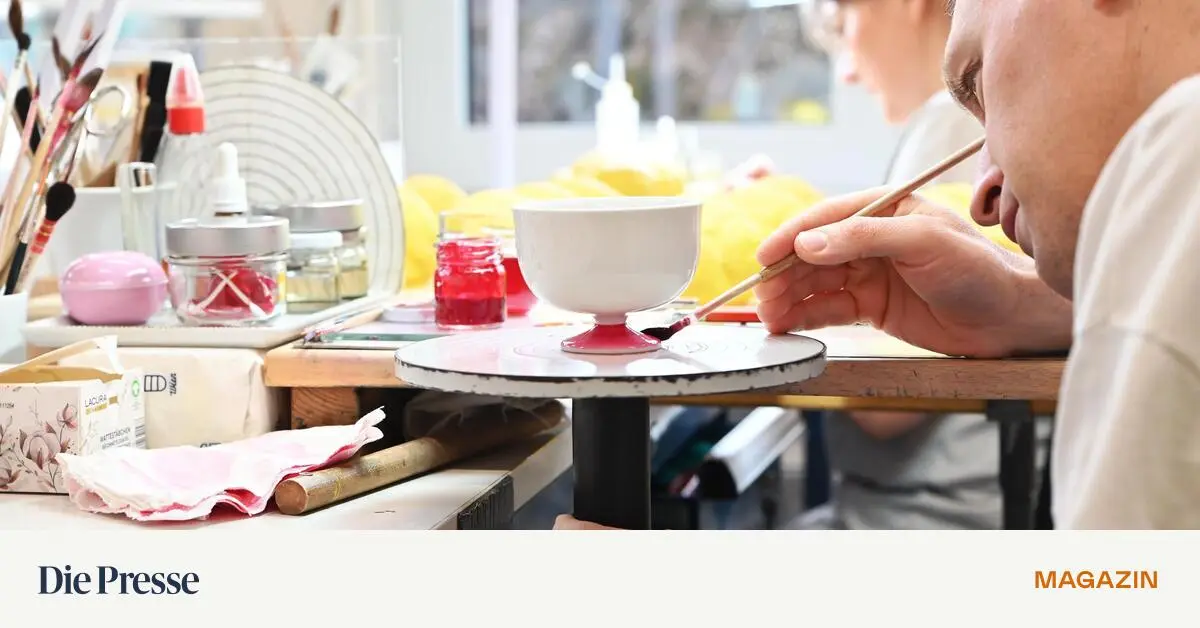 Besuch-in-Manufaktur-Augarten-Manchmal-ist-in-der-Porzellanmasse-einfach-der-Wurm-drin-premium-