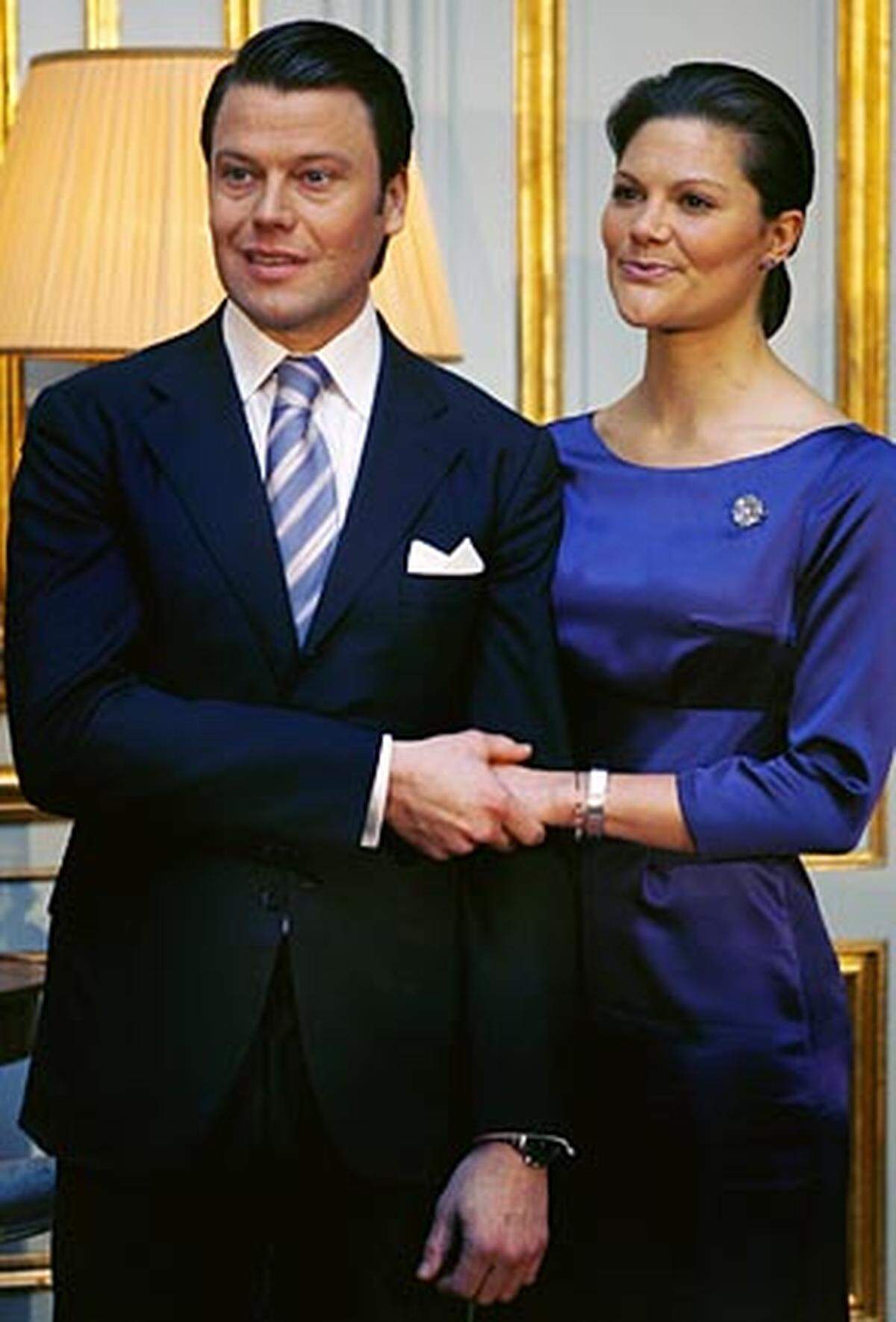 Nach der Eheschließung wird Westling den Titel "Prinz" tragen, den ihm der Schwiegervater zur Vermählung verleiht: Prinz Daniel, Herzog von Västergötland, soll er offiziell heißen, wenn das Paar aus dem "Storkyrka"-Dom tritt, wo schwedische Königshochzeiten traditionell stattfinden.