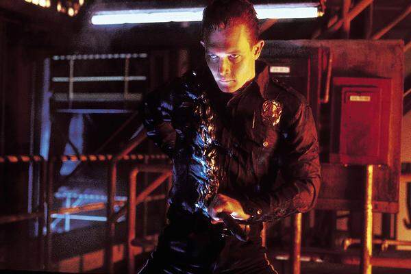 Sieben Jahre später kehrte Schwarzenegger als Terminator in "Judgement Day" (1991) und mit neuem ikonenhaften Slogan ("Hasta la vista, baby") zurück. Diesmal als Beschützer von Hauptfigur Sarah Connor (Linda Hamilton) - im ersten Teil hatte er noch den Auftrag, sie umzubringen. Auch der wesentlich aufwendigere Teil zwei konnte überzeugen, auch wegen der äußerst wirkungsvollen CGI-Effekte: Wohl jeder kennt das Bild des bösen, schmelzenden Terminators T-1000 (Robert Patrick), den weder Gefängniszellen noch Gewehrsalven aufhalten konnten.