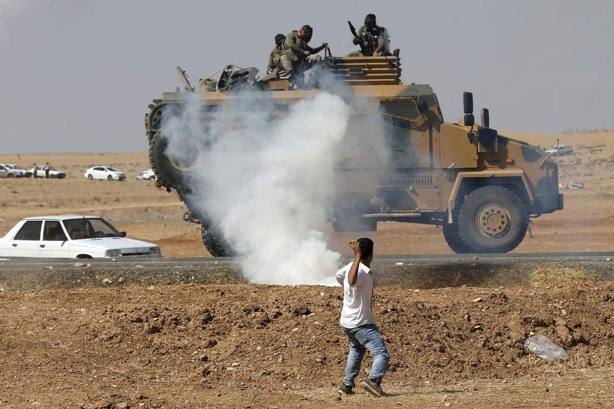 Kurdenvertreter werfen der Türkei nun Untätigkeit vor. Die Spannungen entladen sich am Rande von Demonstrationen. 