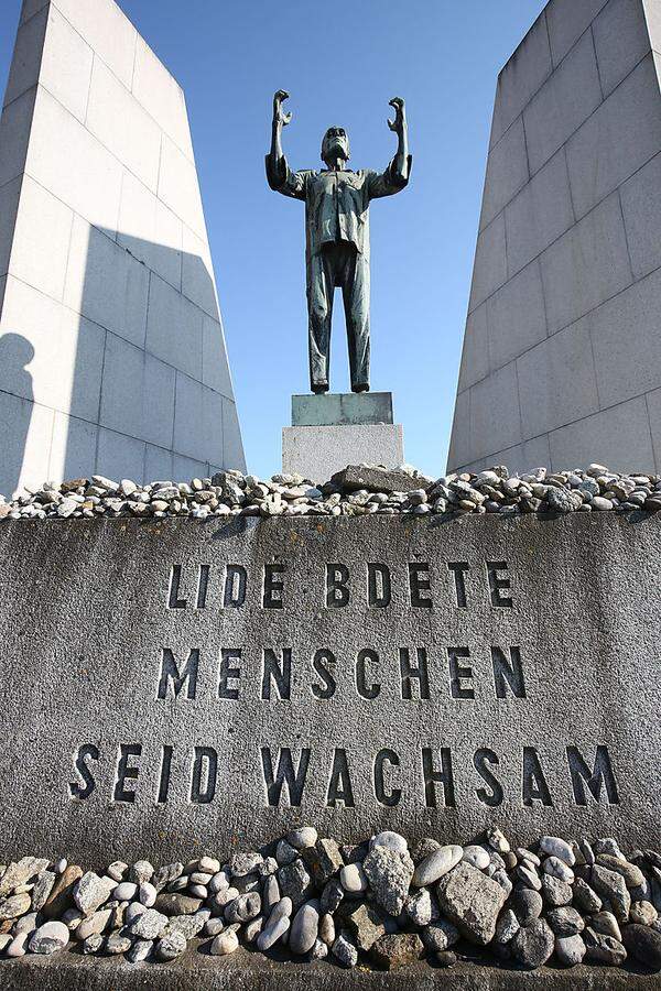 Die Anlage dehnte sich rasch aus: Je länger der Krieg dauerte, umso mehr Häftlinge wurden in den Außenlagern als Arbeitssklaven, etwa für die Rüstungsindustrie, eingesetzt. Die "Zentrale" in Mauthausen entwickelte sich immer mehr zu einem Sterbelager für Gefangene, die zu schwach für die schweren Tätigkeiten waren.