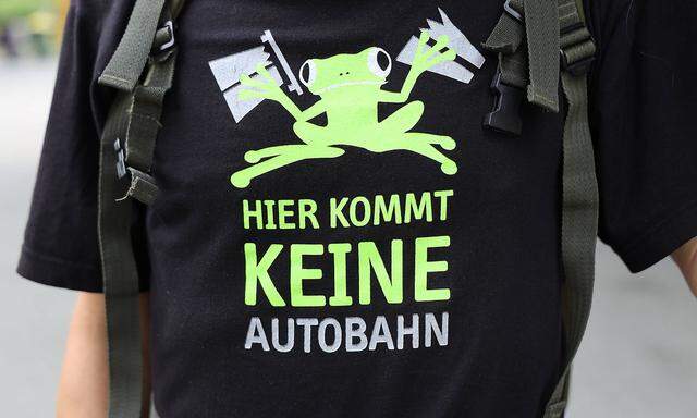 Lobau-Gegner bei einer Lobau-Demo am Wiener Karlsplatz am 2. Juni 2021.