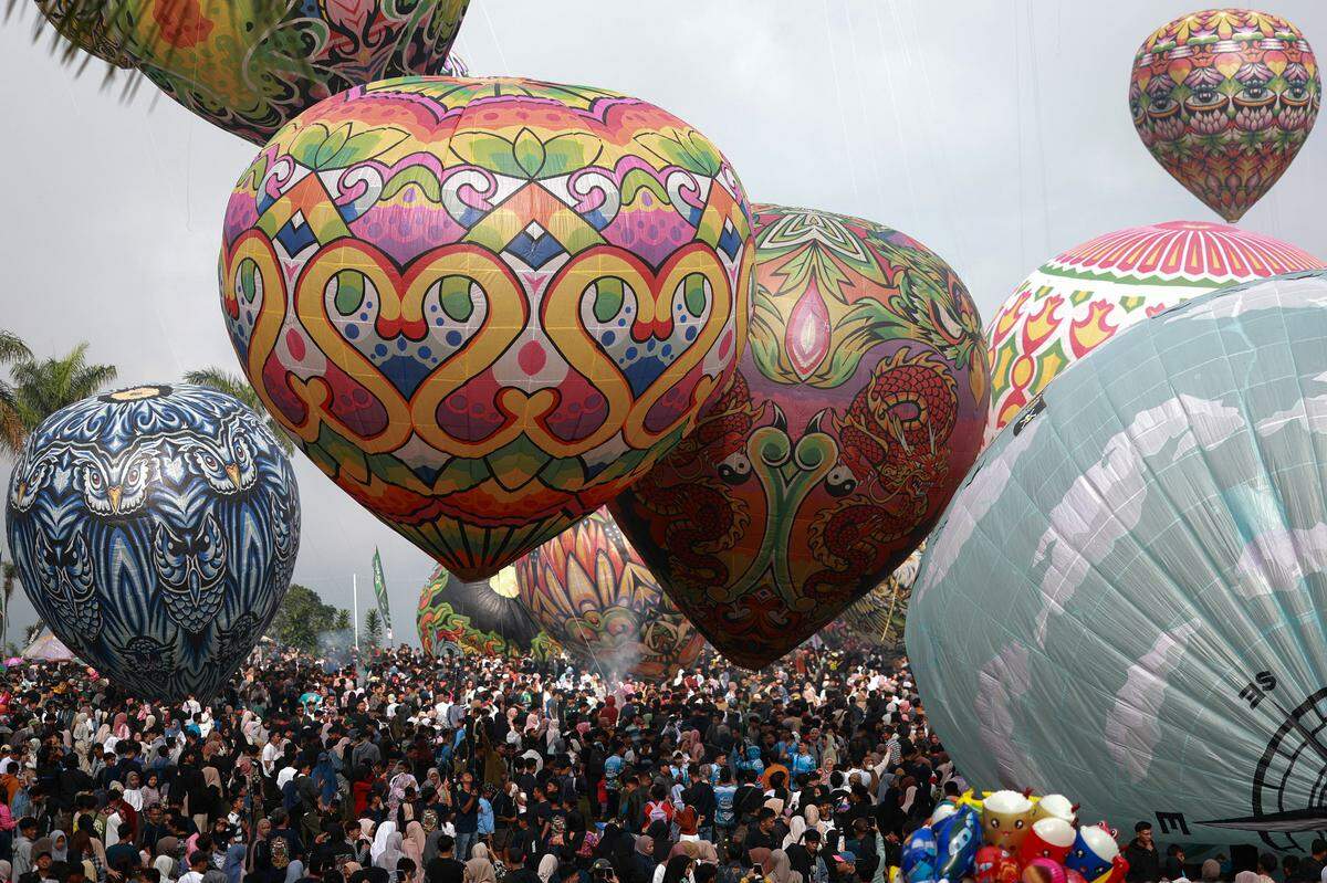 14. April. Ein Heißluftballon-Festival in Wonosobo auf Westjava in Indonesien.