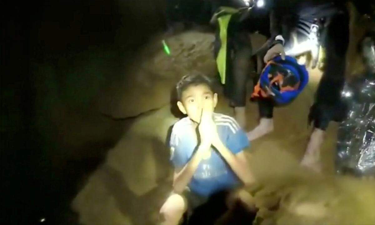 Der Krisenstab unter der Leitung des Gouverneurs prüfte verschiedene Möglichkeiten zur Bergung der in der Höhle eingeschlossenen zwölf Buben und ihres Trainers.