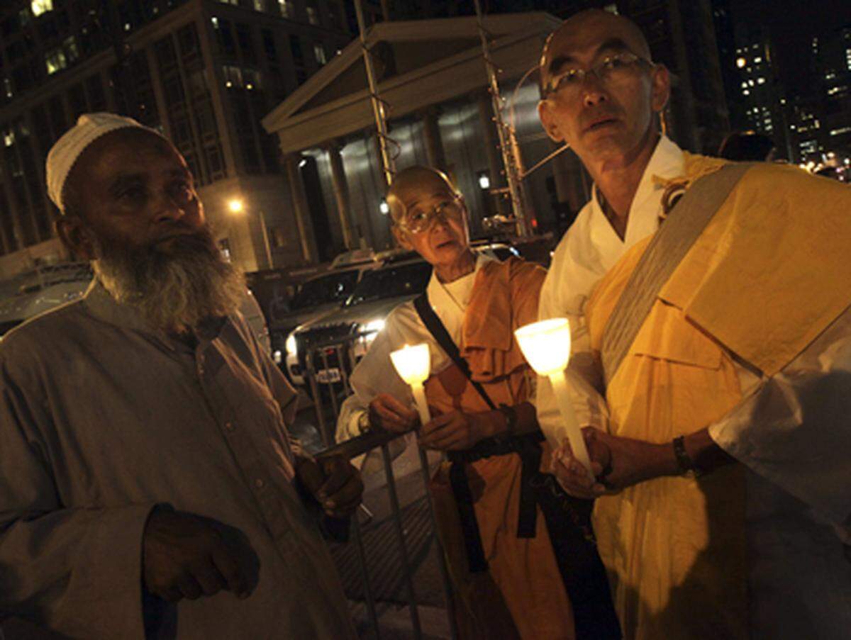 "Wir wohnen nur einen guten Kilometer von hier entfernt", sagte Arthur Wasserman, US-Veteran des Zweiten Weltkrieges. "Wir haben die Tragödie von 9/11 erlebt, die Trauer, die Tränen." Gerade deshalb müsse die Moschee im Schatten von Ground Zero entstehen. "Wir sind Amerika. Wir stehen für Religionsfreiheit."