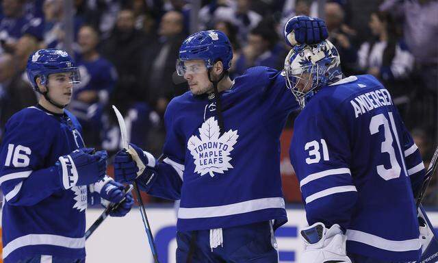 Auston Matthews (Mitte) soll die Durststrecke der Maple Leafs beenden.