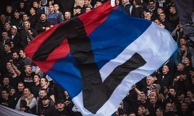 Das "Z" auf einer serbischen Flagge bei einem Fußballspiel in der serbischen Liga von Partizan Belgrad.
