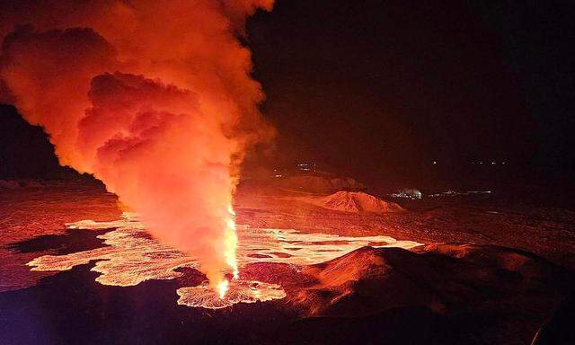 Lava strömt aus einer neuen Spalte während eines neuen Vulkanausbruchs am Rande der evakuierten Stadt Grindavík im Westen Islands. Ein Bild vom Donnerstag, 8. Februar.