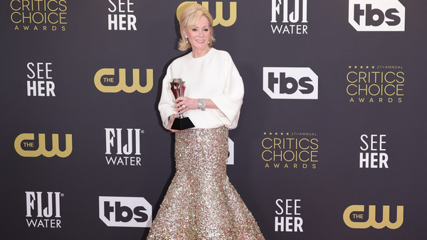 Jean Smart in einem pailliettenbesetzen Kleid mit Meerjungfrauenrock von Valentino.