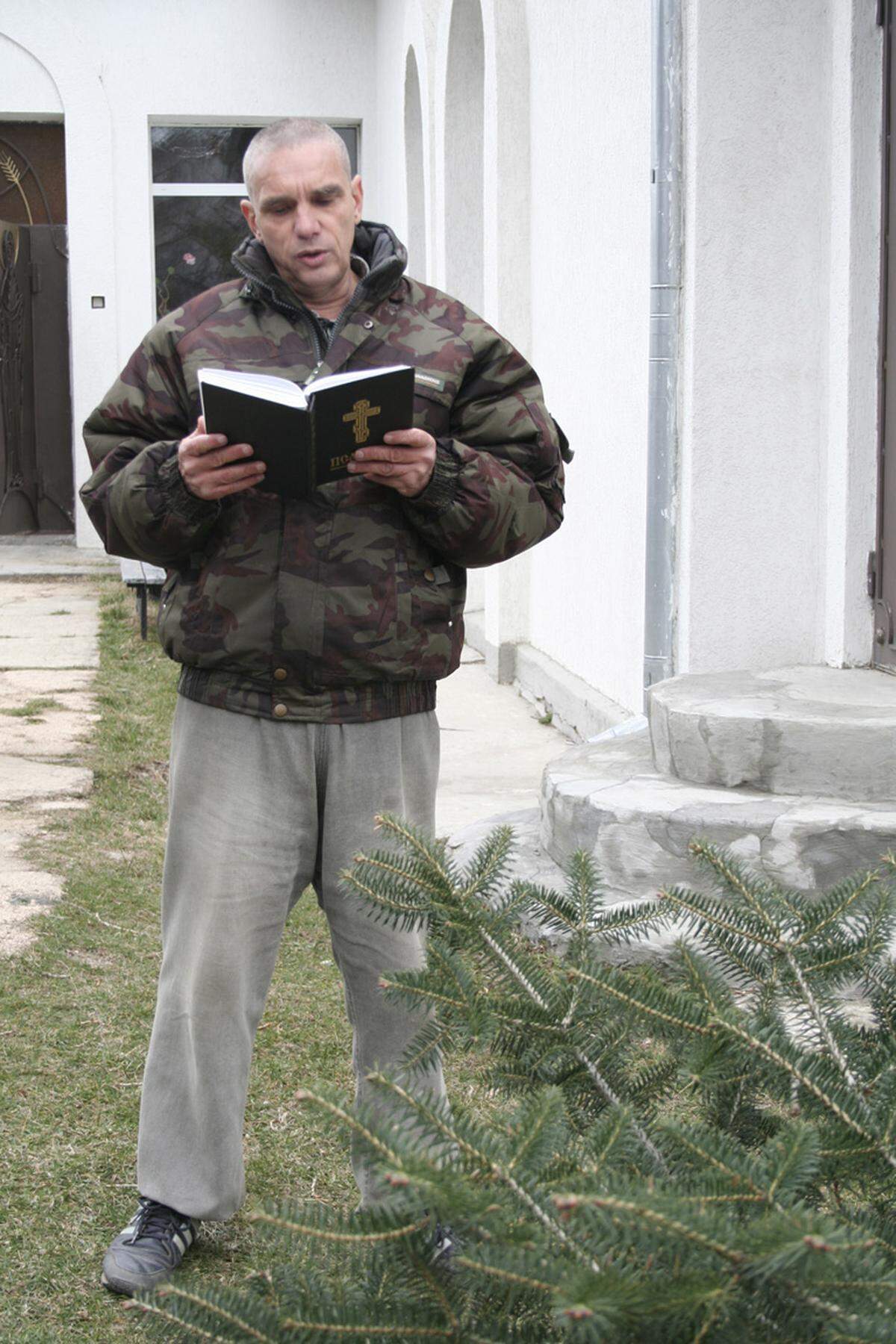 Ein Mann liest aus der Bibel zur Unterstützung.