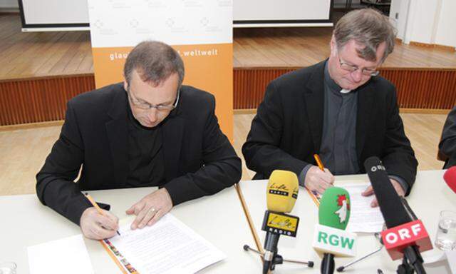 Generalvikar Jakob Bürgler und Bischof Manfred Scheuer unterschreiben den Verhaltenskodex