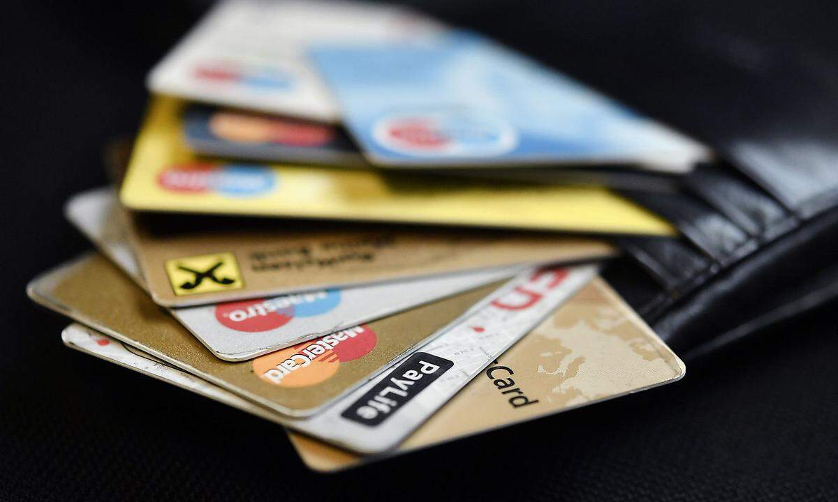 Bei Reisen in gefährlichere Länder Limits bei Bankomat- und Kreditkarten prüfen und gegebenenfalls anpassen.