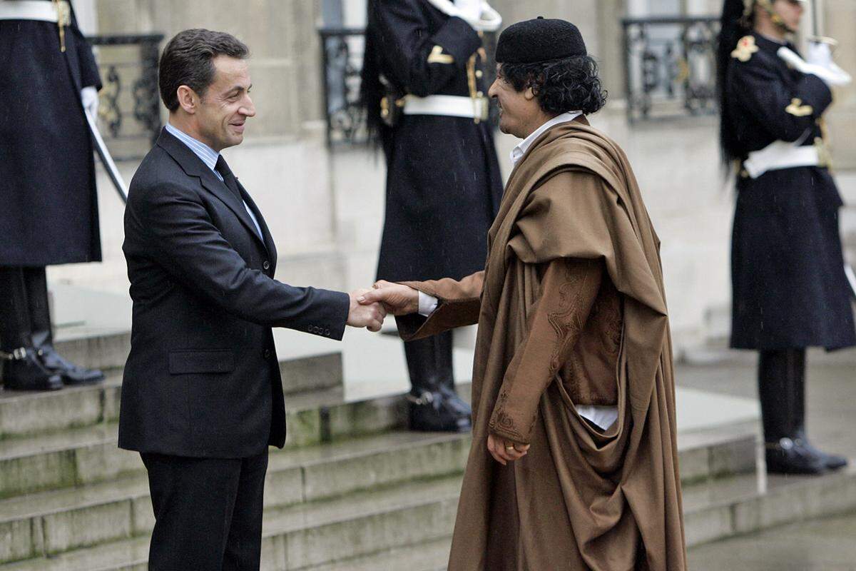 Frankreichs Präsident Nicolas Sarkozy lud Gaddafi 2007 nach Paris ein. Die Opposition kritisierte den "Zirkus", der um den Diktator veranstaltet werde. Im Elysee betonte man hingegen den wirtschaftlichen Nutzen: Die mit Libyen geschlossenen Verträge kämen für Frankreich 30.000 Arbeitsplätzen gleich.
