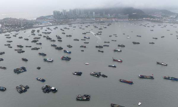 Fischerboote wurden aufgrund der Wetterwarnung zurück in den Hafen befohlen.