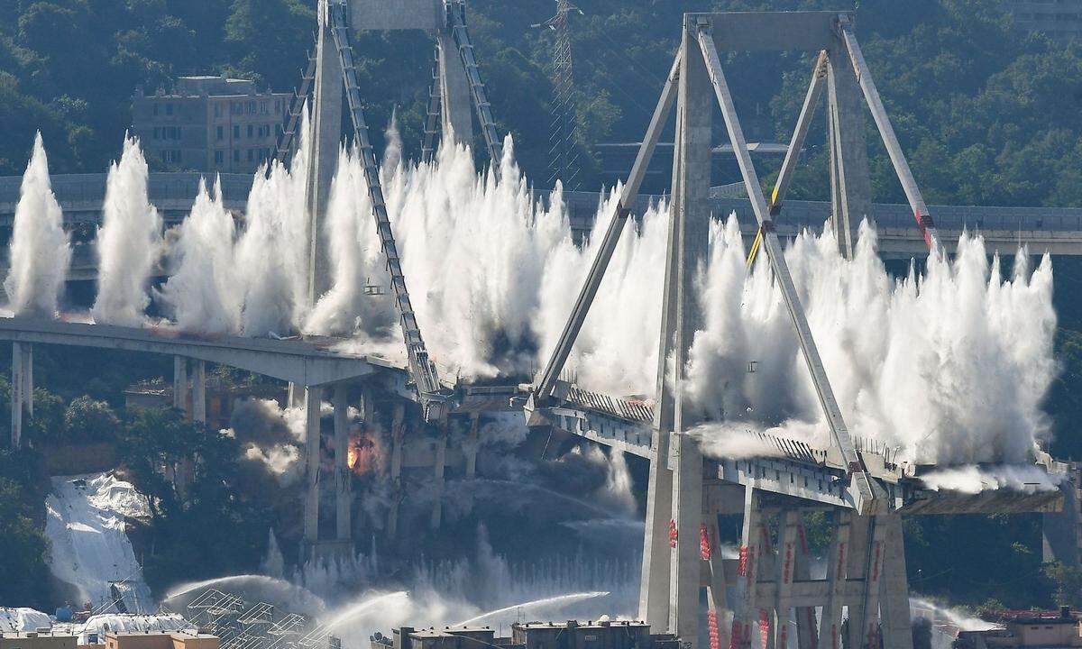 Die Reste der Brücke wurden im Frühling 2019 gesprengt, bis Mitte 2020 soll dann eine neue Brücke eröffnet werden und Normalität in Genua einkehren.