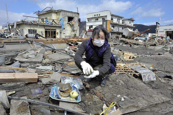 Freitag (18. März): Die 60-jährige Chieko Kawasaki versucht Überbleibsel aus ihrem zerstörten Restaurant in Ofunato zu bergen.