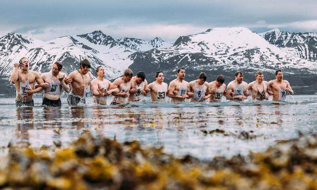 Geteilter Schmerz ist halber Schmerz? Ski-Star Lucas Braathen (ganz links) mit seinen Teamkollegen beim täglichen Bad im Nordatlantik.  