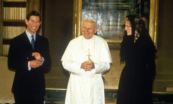 Charles war auch schon 1985 bei Johannes Paul II. - allerdings noch mit seiner damaligen Frau Prinzessin Diana. Camilla kam dieses Mal ganz in Cremefarben - bei ihrem Besuch bei Benedikt war sie in Schwarz gehüllt.