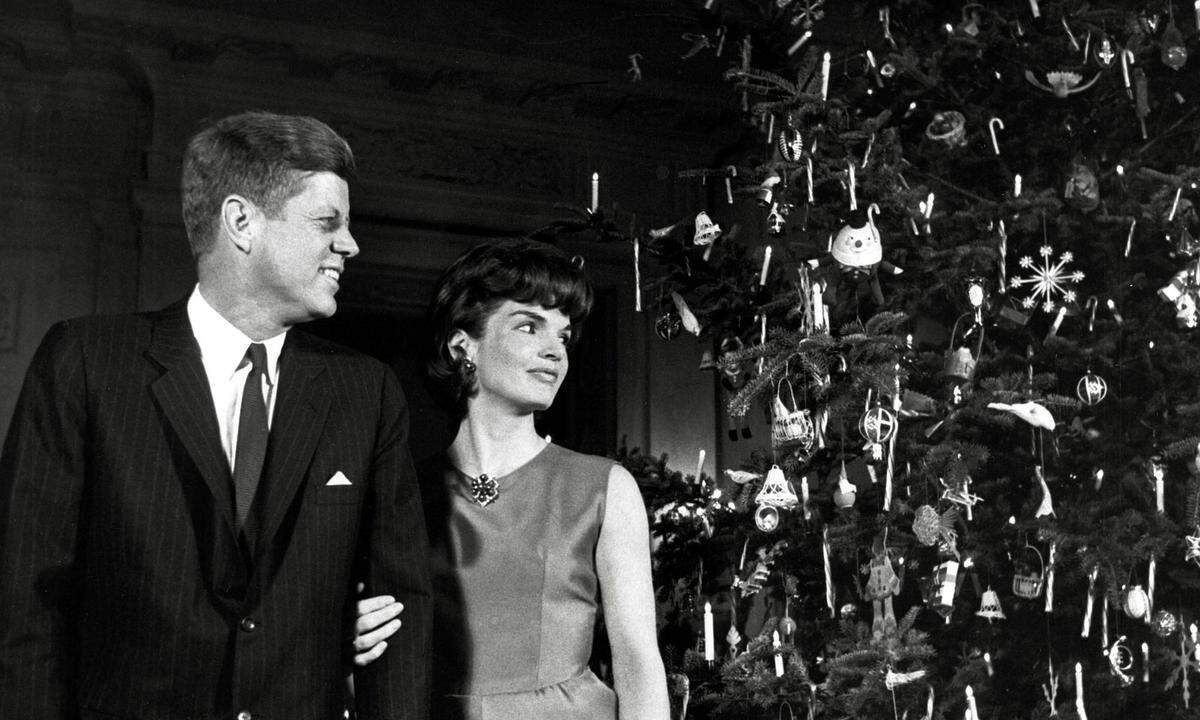 First Lady Jacqueline Kennedy begann 1961 mit der Auswahl eines Themas für den offiziellen Weihnachtsbaum des Weißen Hauses. In diesem Jahr wurde der Baum mit Zierspielzeug, Vögeln, Engeln und Figuren aus dem Ballett "Nussknacker Suite" geschmückt.