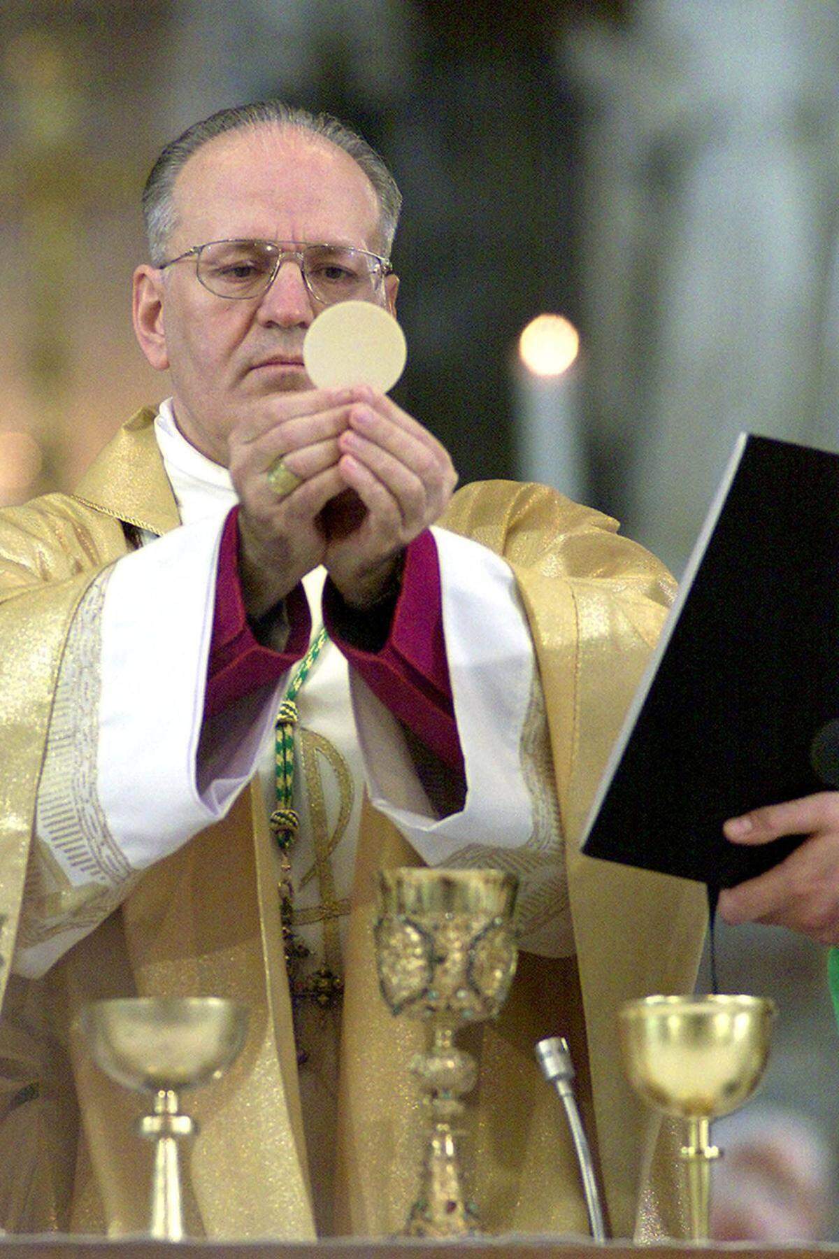 Ein anderer Name, der derzeit immer wieder zu hören ist, lautet Peter Erdö. Der 60-jährige Ungar ist seit 2003 Erzbischof von Esztergom-Budapest; damit ist er auch Primas des Landes. Im Jahr 2006 wurde er zum Präsidenten des Rats der Europäischen Bischofskonferenzen bestellt.