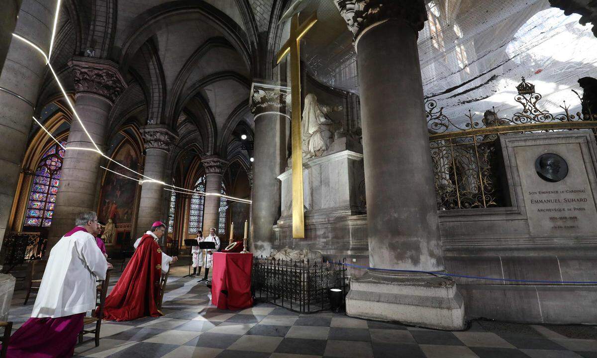 Ein Bild aus dem inneren von Notre-Dame vom vergangenen Karfreitag. Dompfarrer Patrick Chauvet, Weihbischof Denis Jachiet und Erzbischof Michel Aupetit bei einer Meditation in einem abgesicherten Teil der Kathedrale.