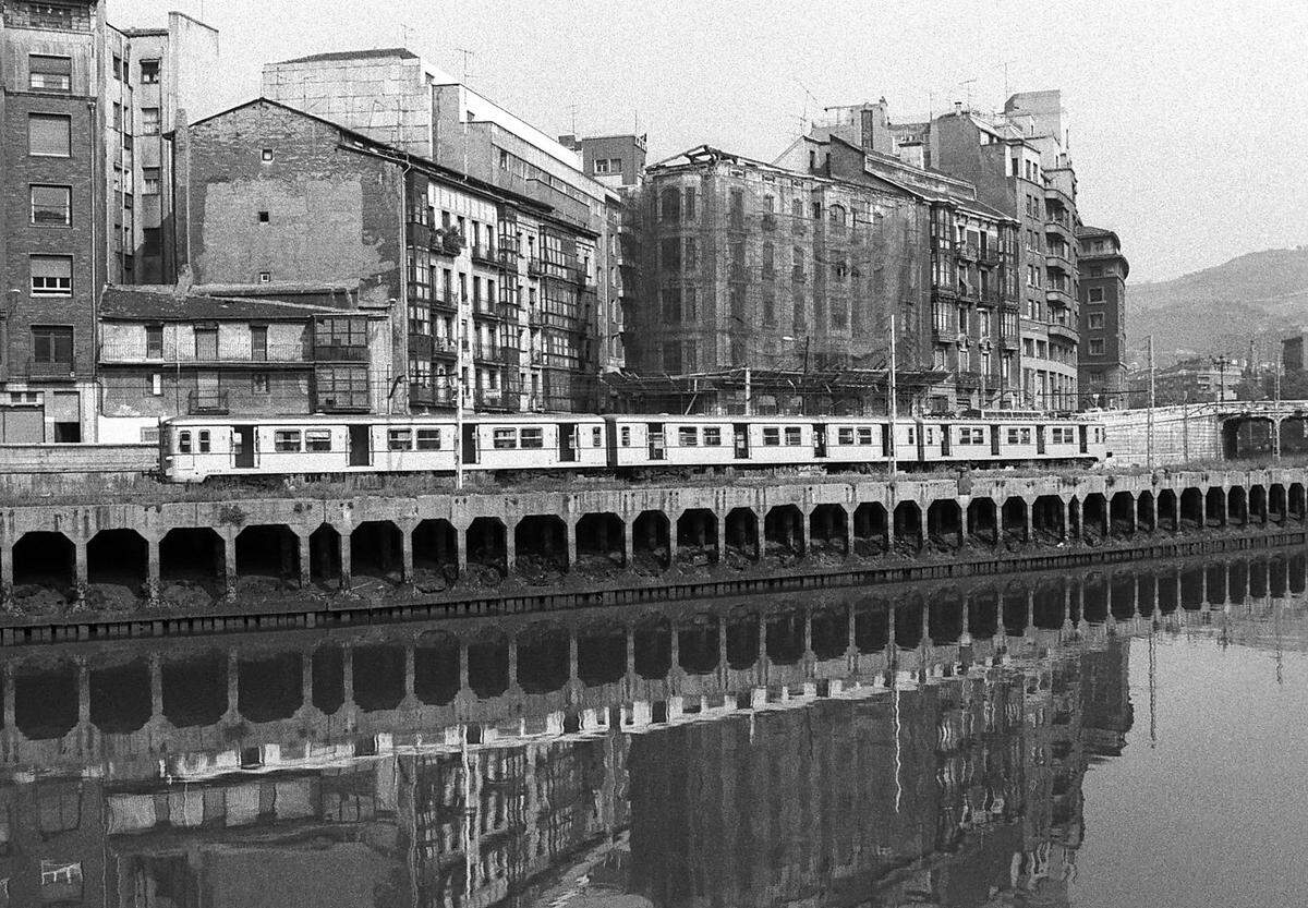 Seine ersten Spaziergänge durch die Stadt 1988 empfand der junge Fotograf Wehrli als "zutiefst verstörend" und hält die Hochöfen mit der Kamera fest, die Frachtschiffe, heruntergekommene Mietskasernen. Bilbao galt als hässliche Stadt. Foto aus dem Jahr 1988: Die Bahnlinie verbindet die Industriestätten mit der Stadt. Nach dem Bau des Guggenheim-Museums ersetzt eine U-Bahn die Vorortzüge.