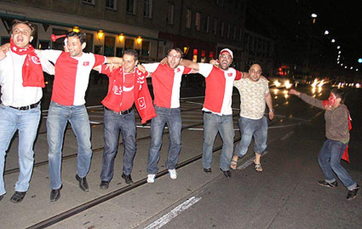 Bald war die Ottakringer Straße ganz in der Hand der türkischen Fans.