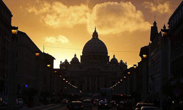 Sonnenuntergang vor dem Tag des Konklaves hinter dem Petersdom in Rom.