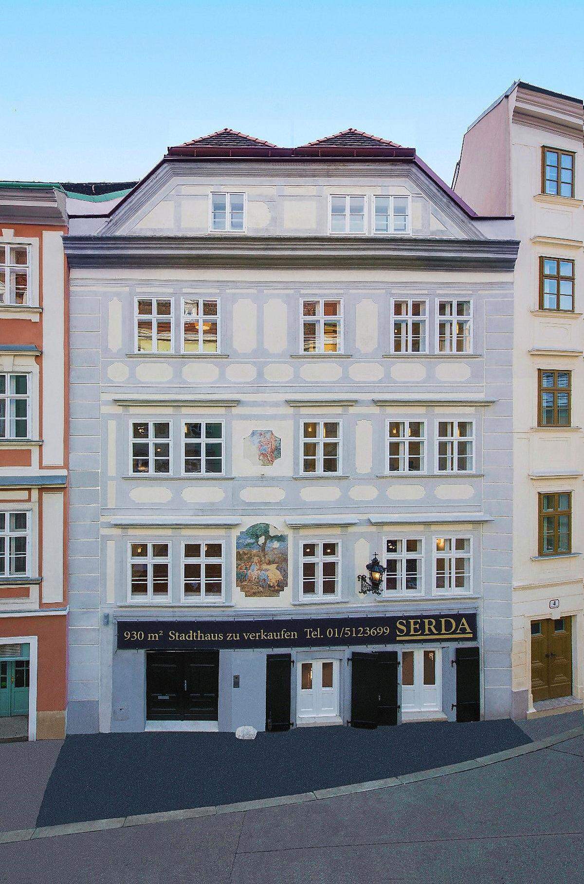 Die restaurierte Fassade mit Fresken und "Schöner Laterne". Das Original der Laterne befindet sich seit 1970 im Wien Museum.